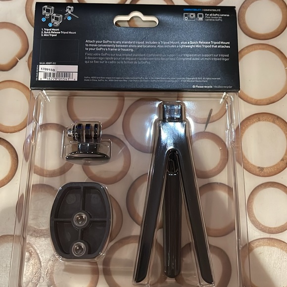 GoPro Hero 4 Session Waterproof with Tripod Mounts - Picture 8 of 9